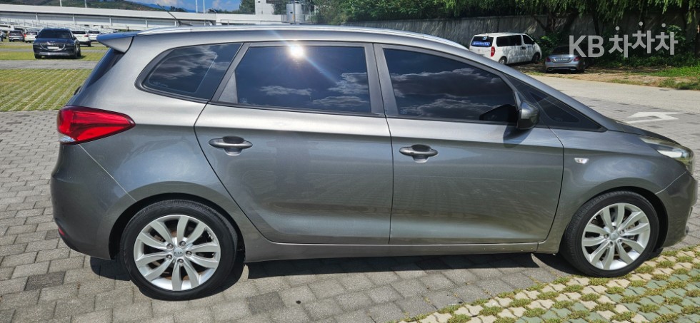 Kia Carens — miniaturë 7