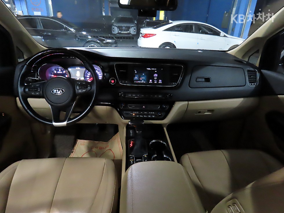 Kia Carnival — miniaturë 5
