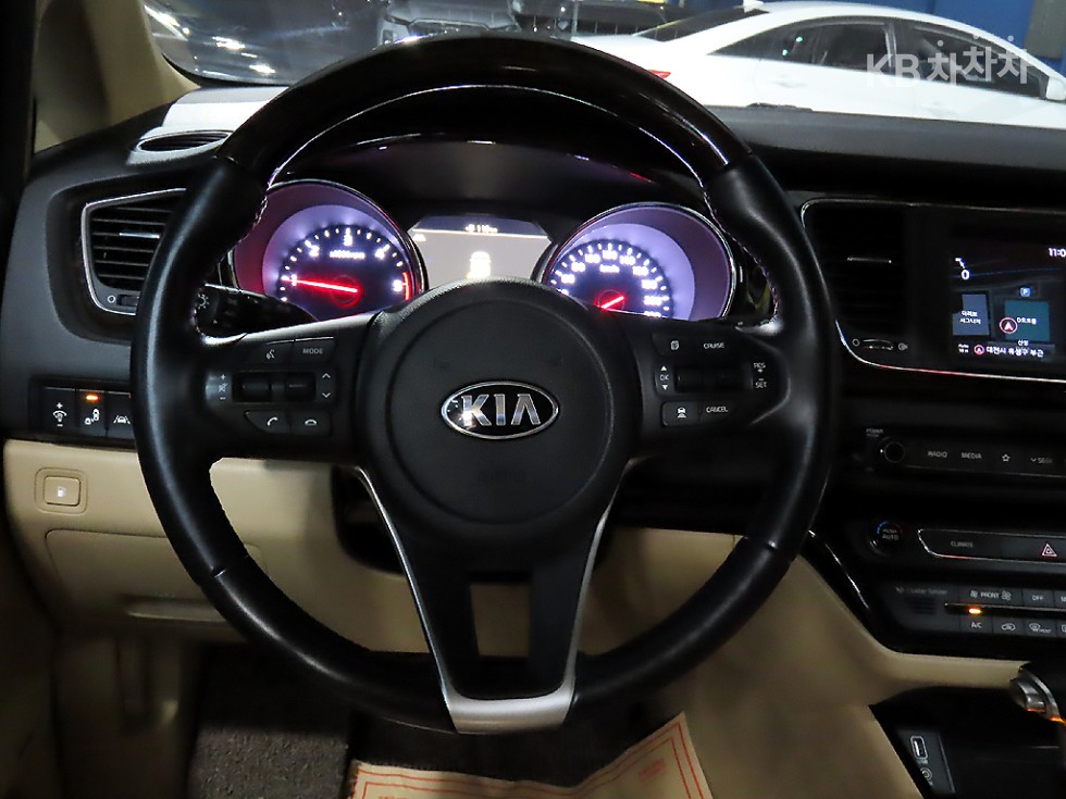 Kia Carnival — miniaturë 8