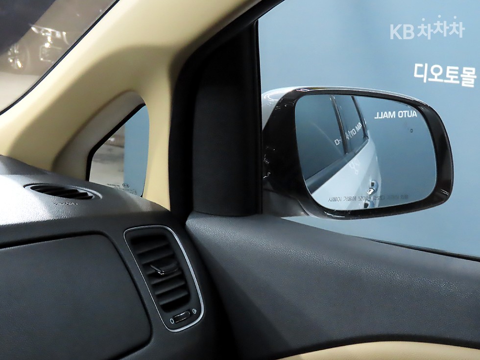 Kia Carnival — miniaturë 15