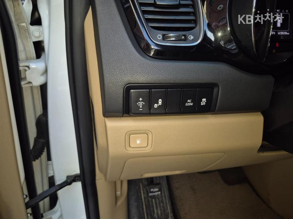 Kia Carnival — miniaturë 17