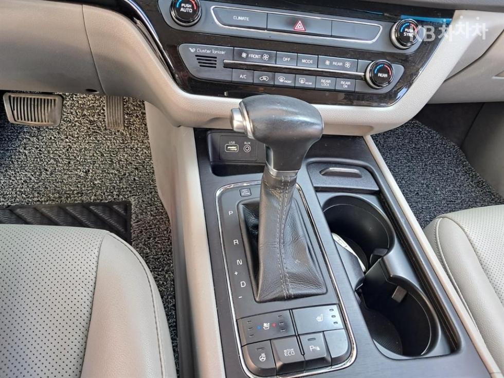 Kia Carnival — miniaturë 7
