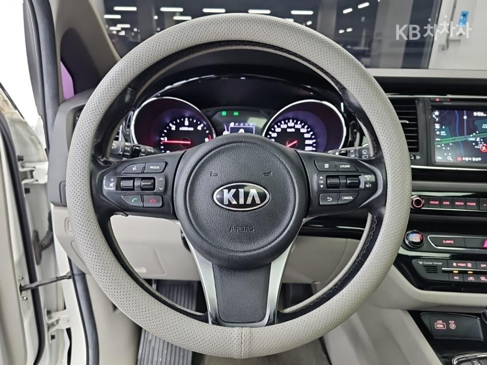 Kia Carnival — miniaturë 9