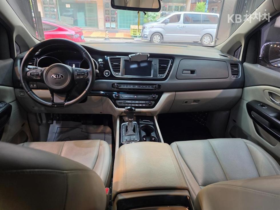 Kia Carnival — miniaturë 5