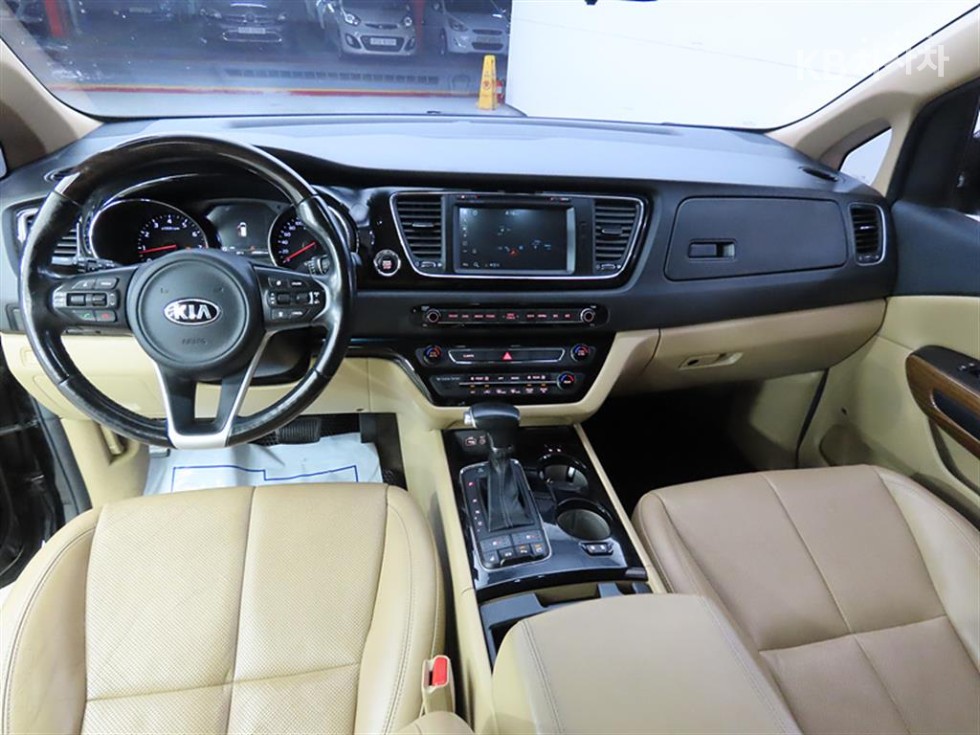 Kia Carnival — miniaturë 7