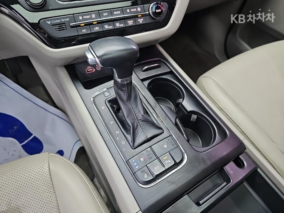 Kia Carnival — miniaturë 8