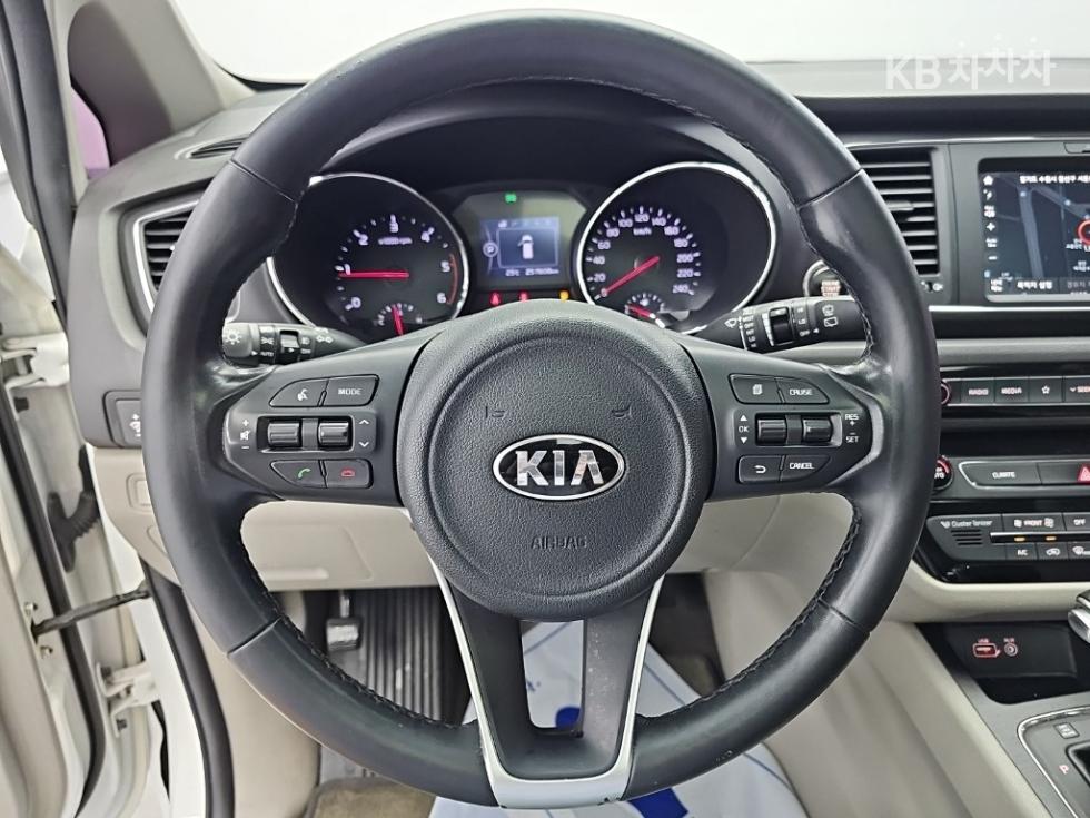 Kia Carnival — miniaturë 9