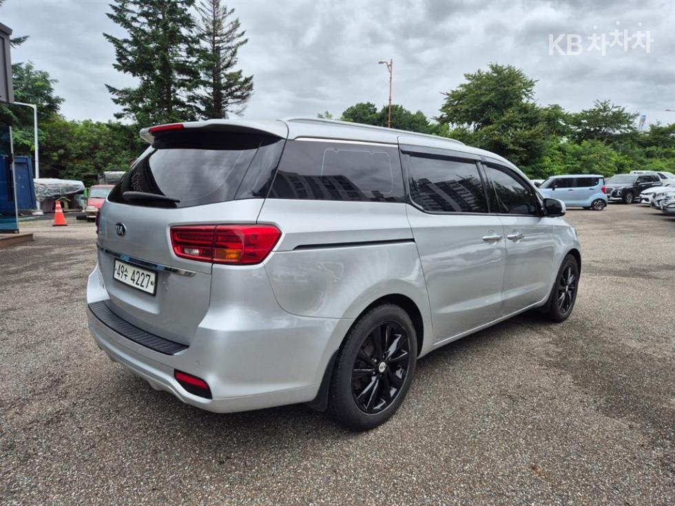 Kia Carnival — miniaturë 3