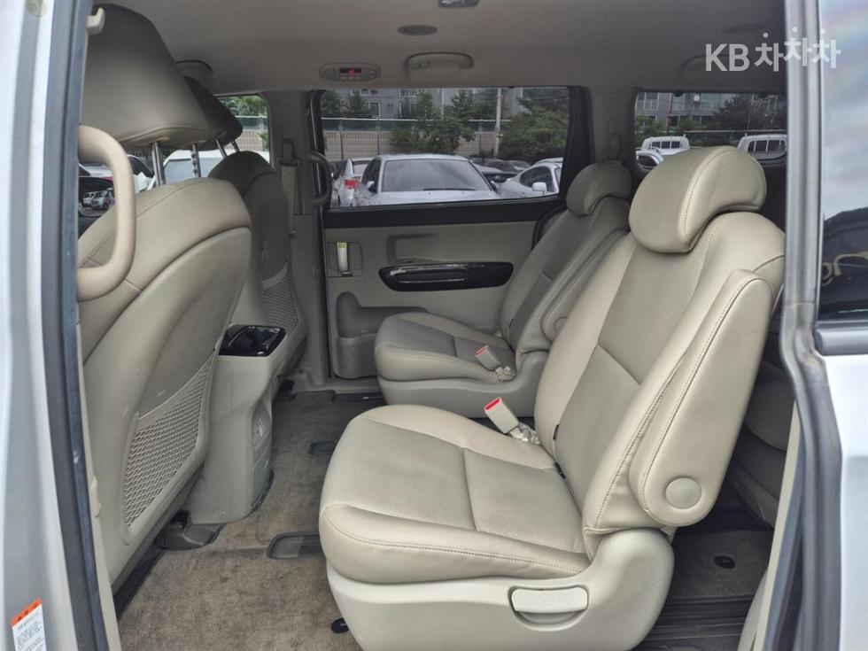 Kia Carnival — miniaturë 8