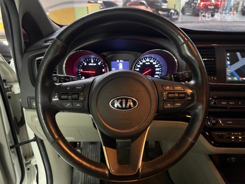 Kia Carnival — miniaturë 9
