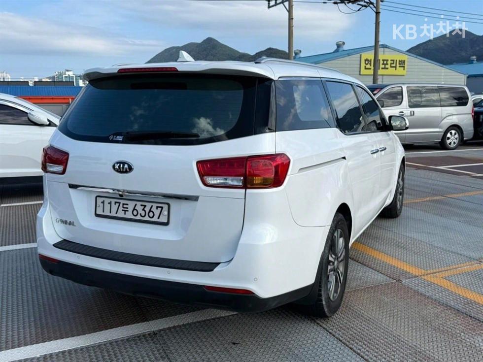 Kia Carnival — miniaturë 2