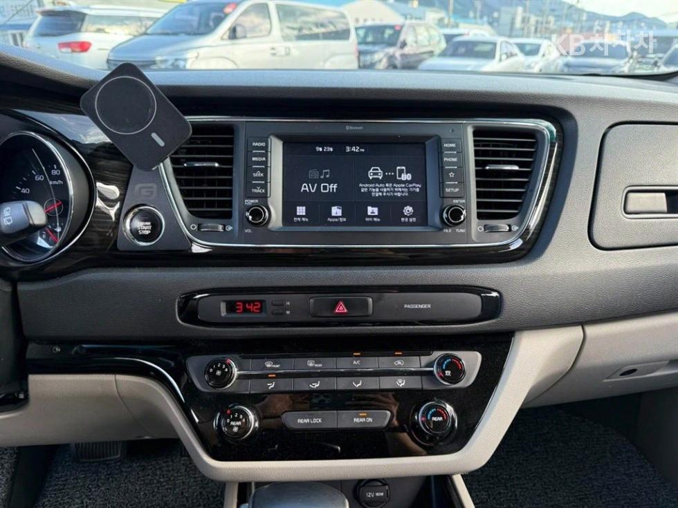 Kia Carnival — miniaturë 8