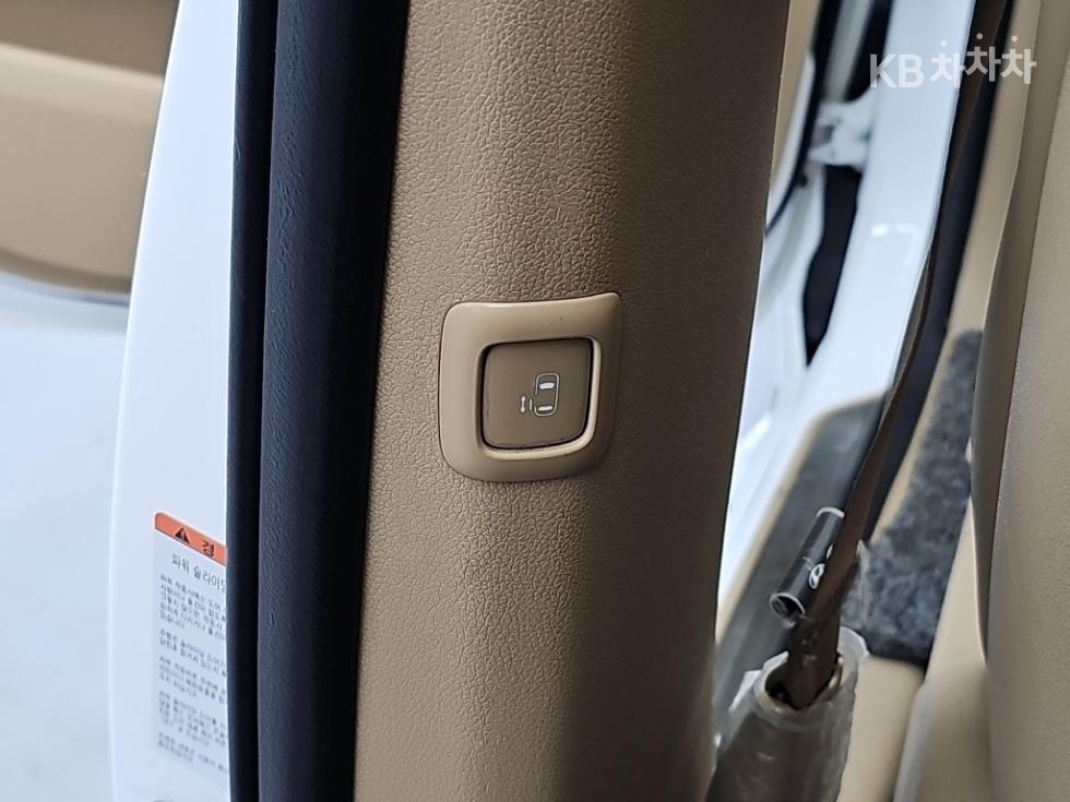 Kia Carnival — miniaturë 15