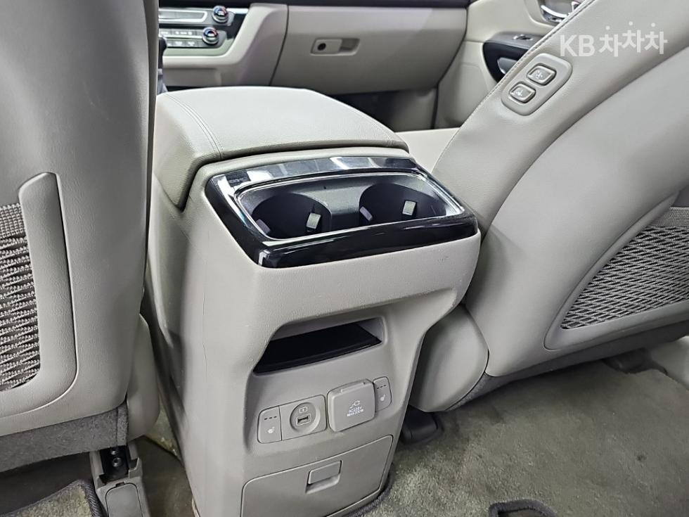 Kia Carnival — miniaturë 13
