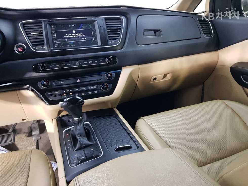 Kia Carnival — miniaturë 10