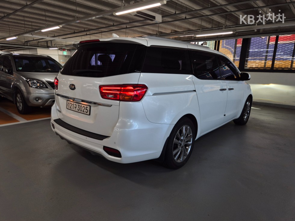 Kia Carnival — miniaturë 4