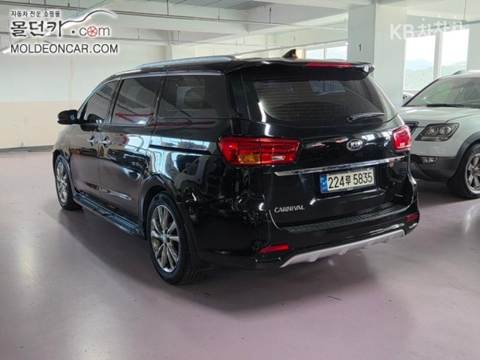 Kia Carnival — miniaturë 4