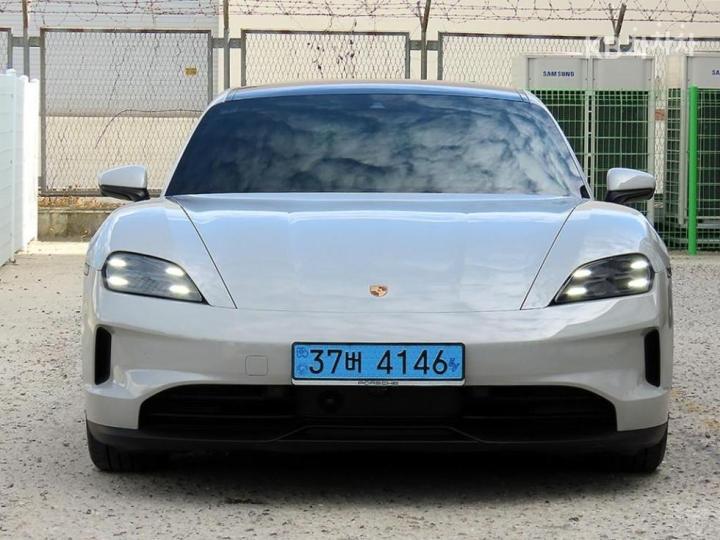 Porsche Taycan Base