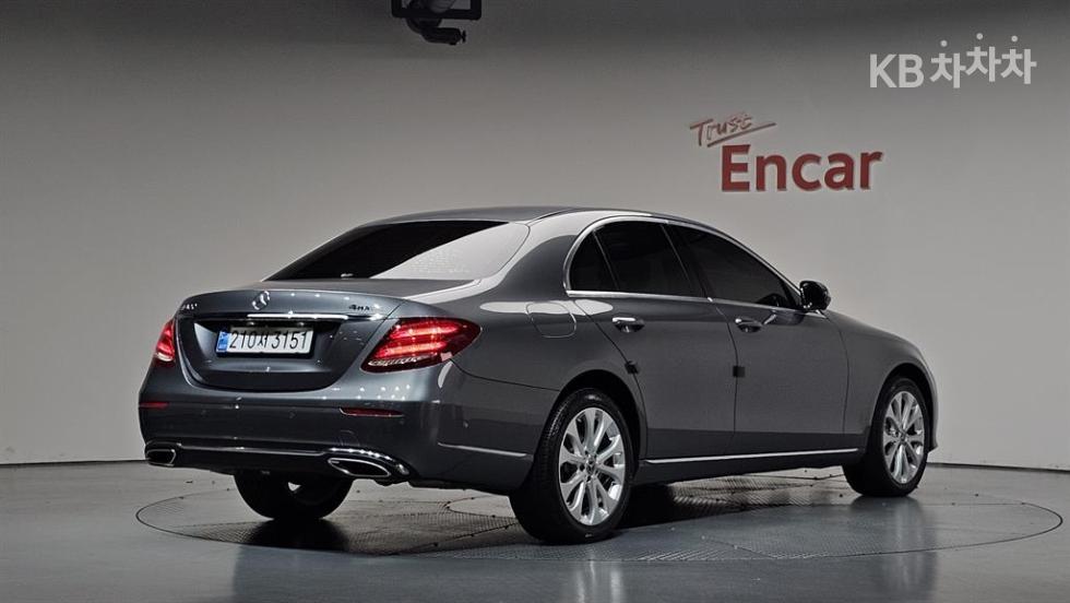 Mercedes-Benz E-klasse — miniaturë 2
