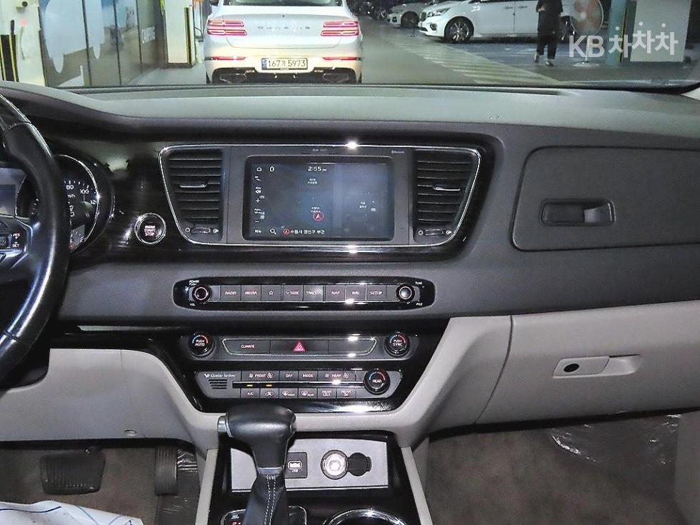 Kia Carnival — miniaturë 11