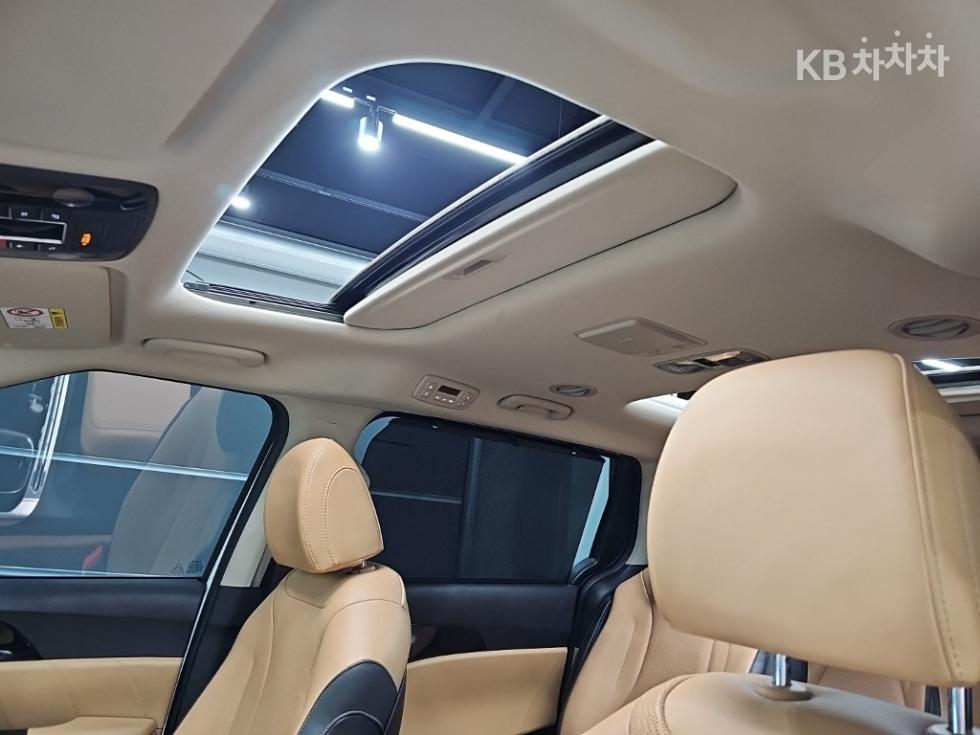 Kia Carnival — miniaturë 17
