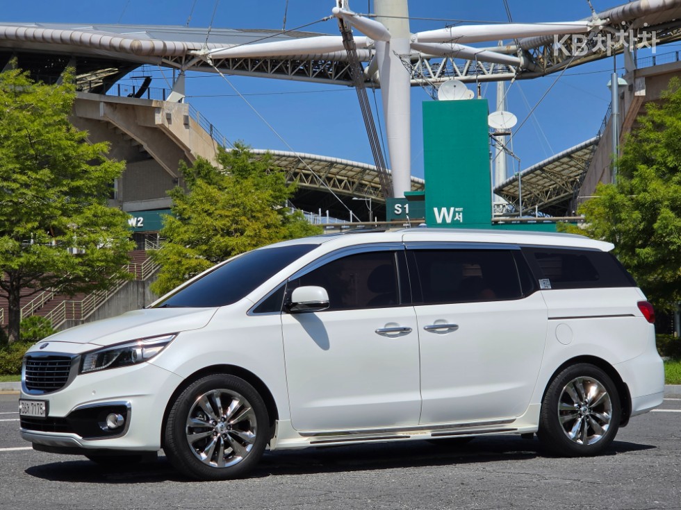 Kia Carnival — miniaturë 4