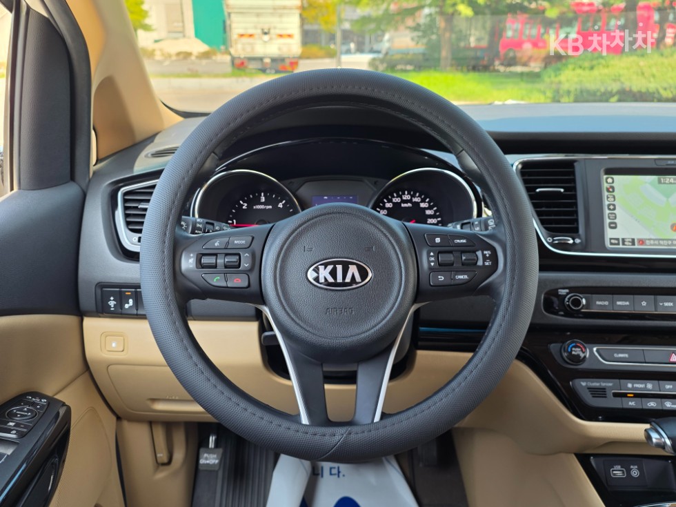 Kia Carnival — miniaturë 18