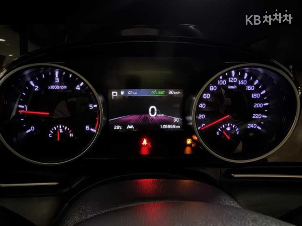 Kia Carnival — miniaturë 11