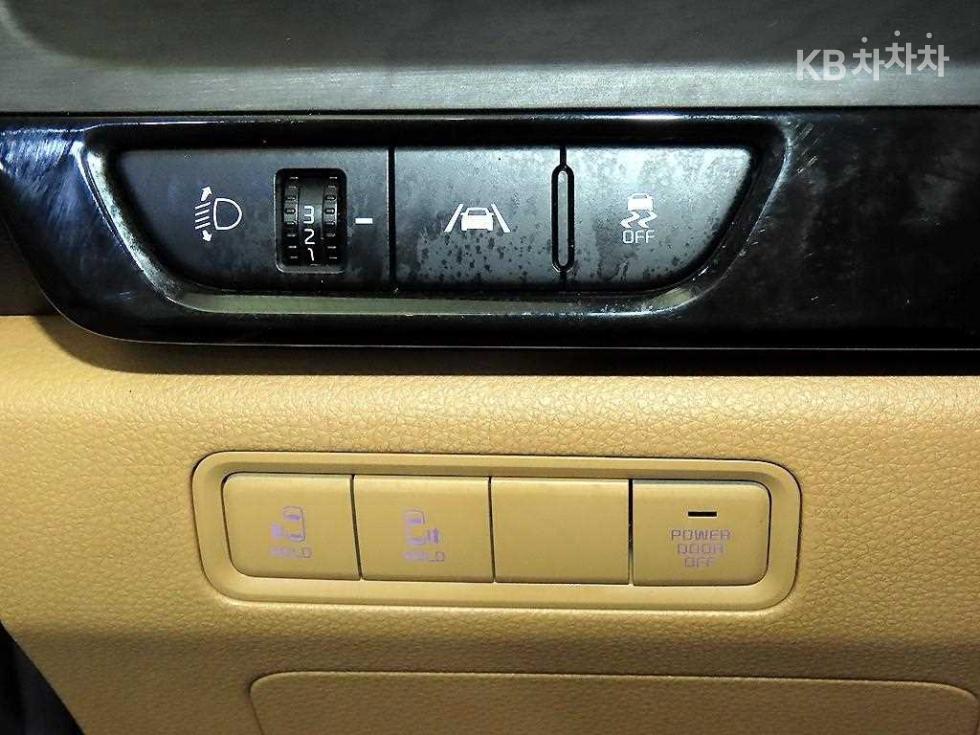 Kia Carnival — miniaturë 15