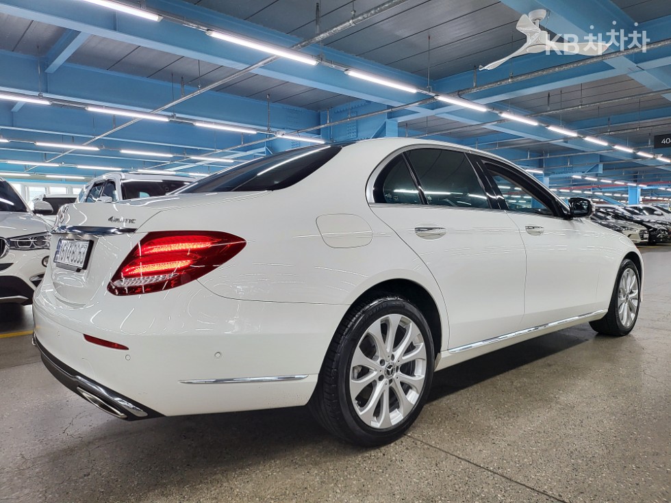 Mercedes-Benz E-Class Exclusive — фото 4