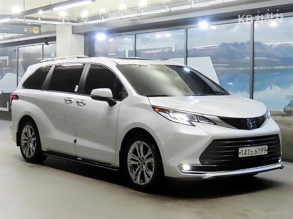 Toyota Sienna — фото 1