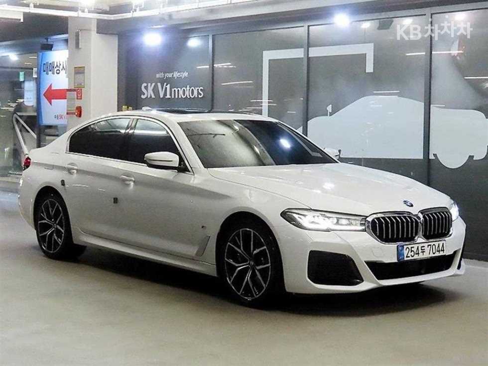 BMW 5 Series M Sport — фото 1