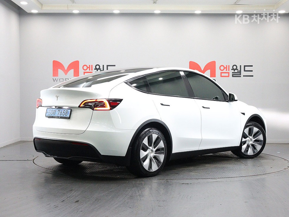 Tesla Model Y BASE MODEL — фото 3