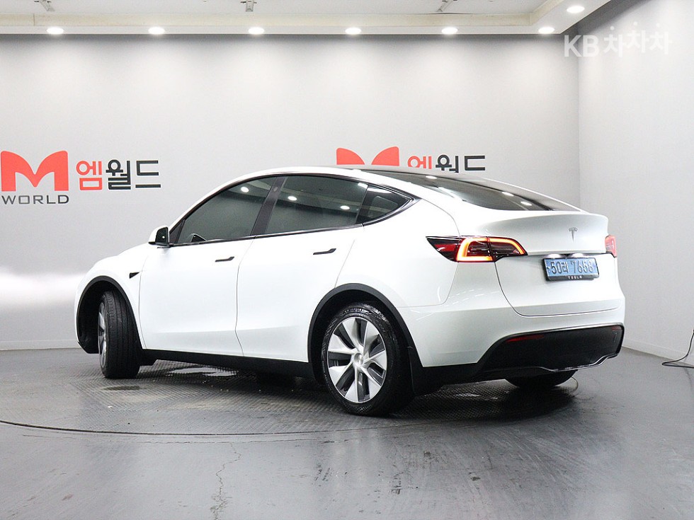 Tesla Model Y BASE MODEL — фото 4