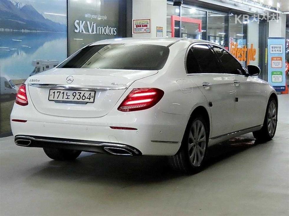 Mercedes-Benz E-Class Exclusive — фото 4