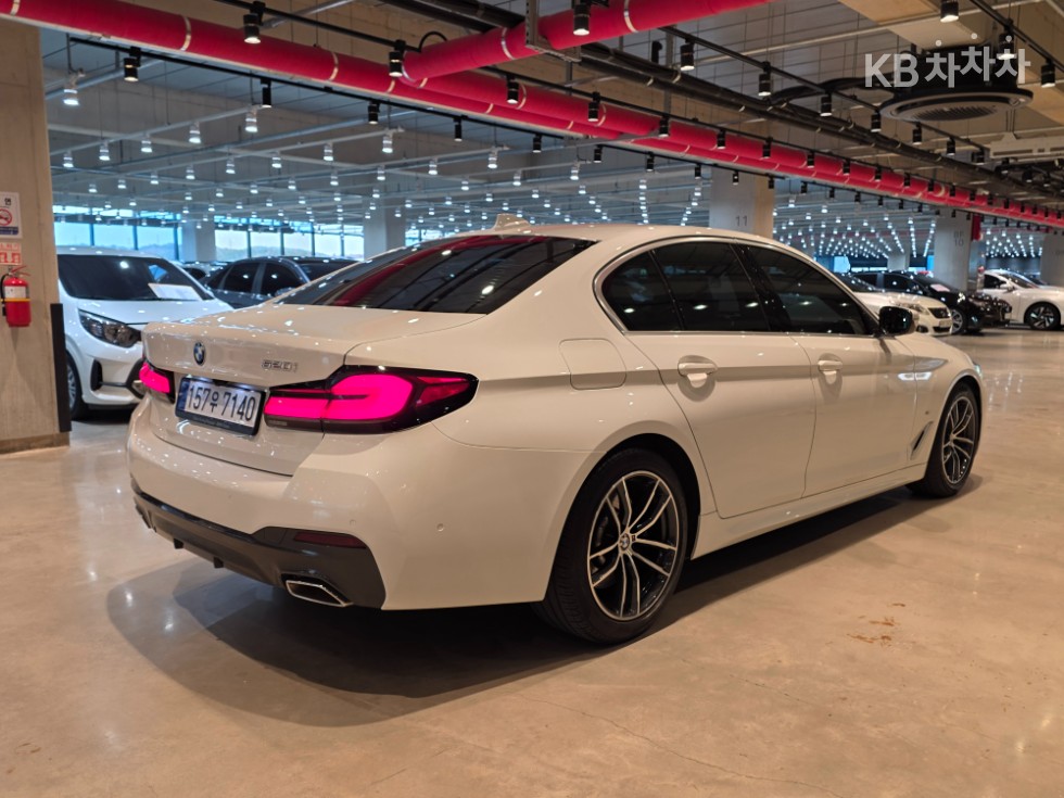 BMW 5 Series M Sport — фото 4