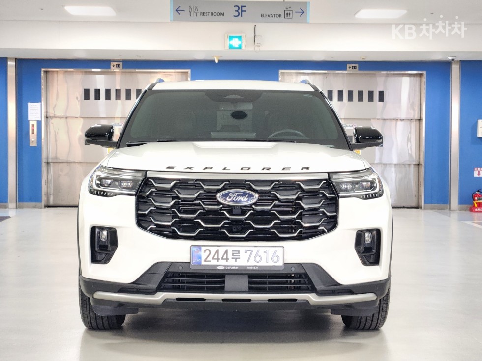 Ford Explorer Platinum — фото 1