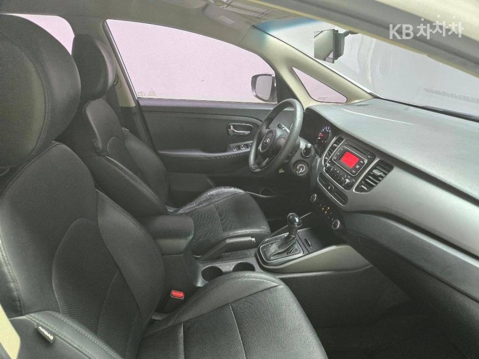 Kia Carens — miniaturë 12