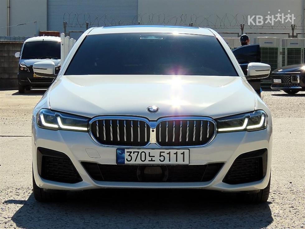 BMW 5 Series M Sport — фото 1