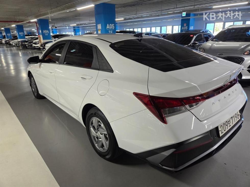 Hyundai Elantra — miniaturë 4