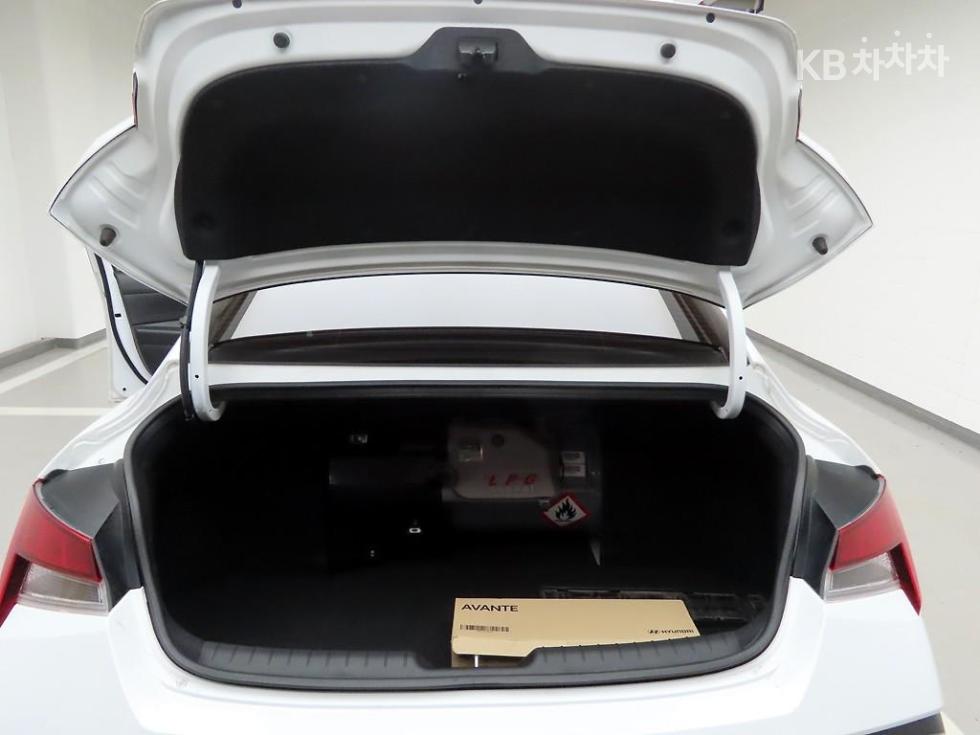 Hyundai Elantra — miniaturë 16