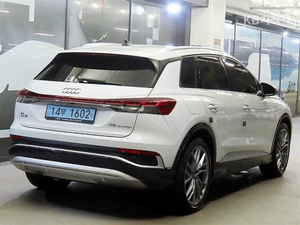 Audi Q4 e-tron Premium — фото 4