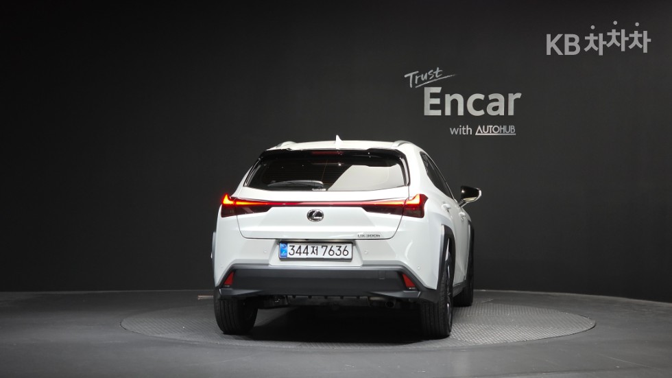 Lexus UX BASE MODEL — фото 2