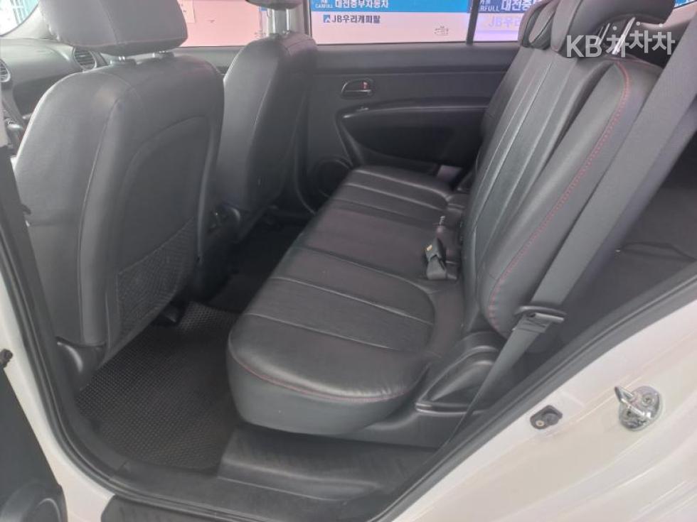 Kia Carens — miniaturë 10