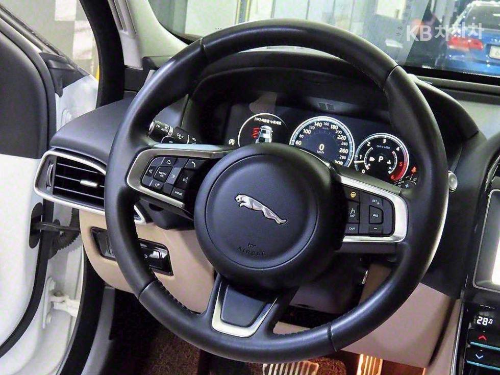 2019 - jaguar xe