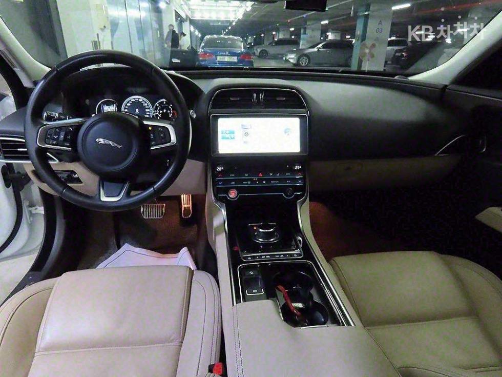 2019 - jaguar xe