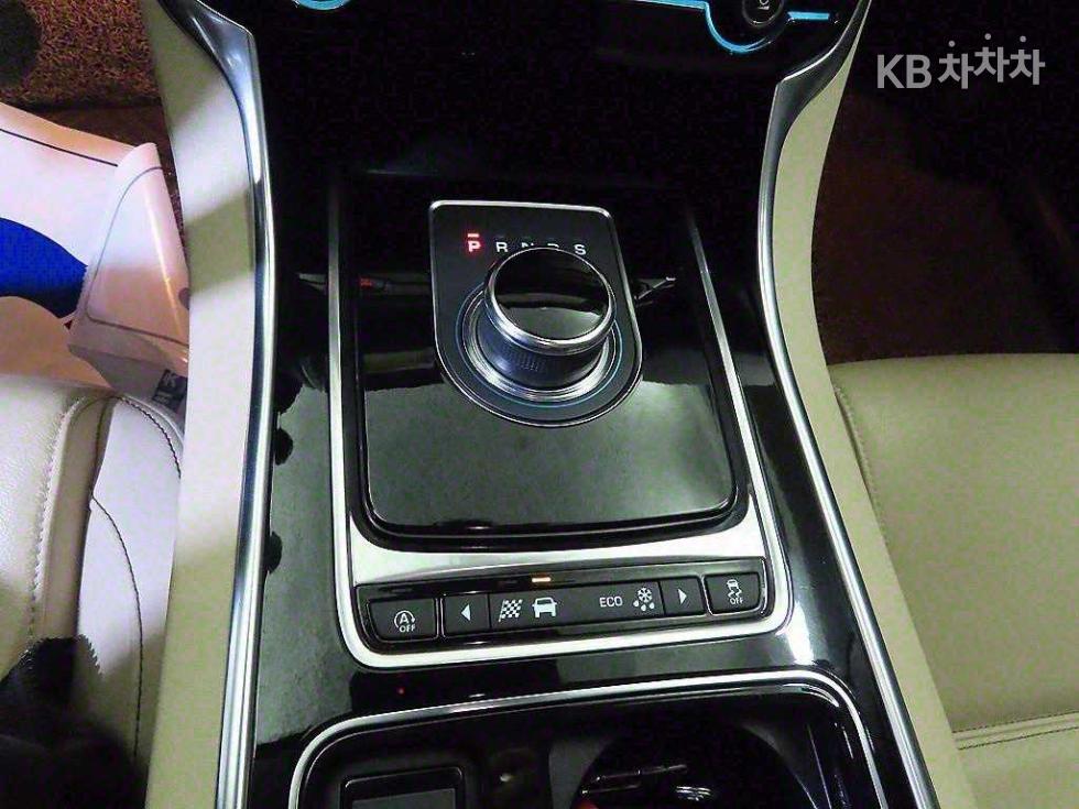 2019 - jaguar xe