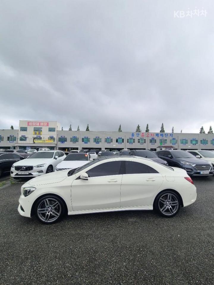 Mercedes-Benz CLA-Class CLA220 AMG Line 3