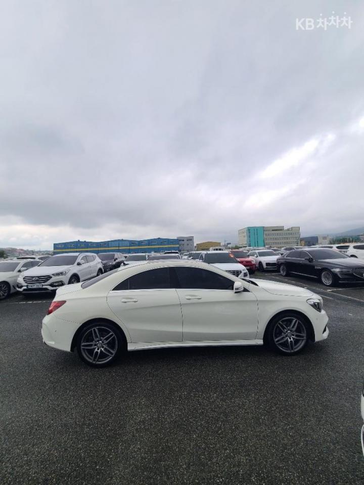 Mercedes-Benz CLA-Class CLA220 AMG Line 5