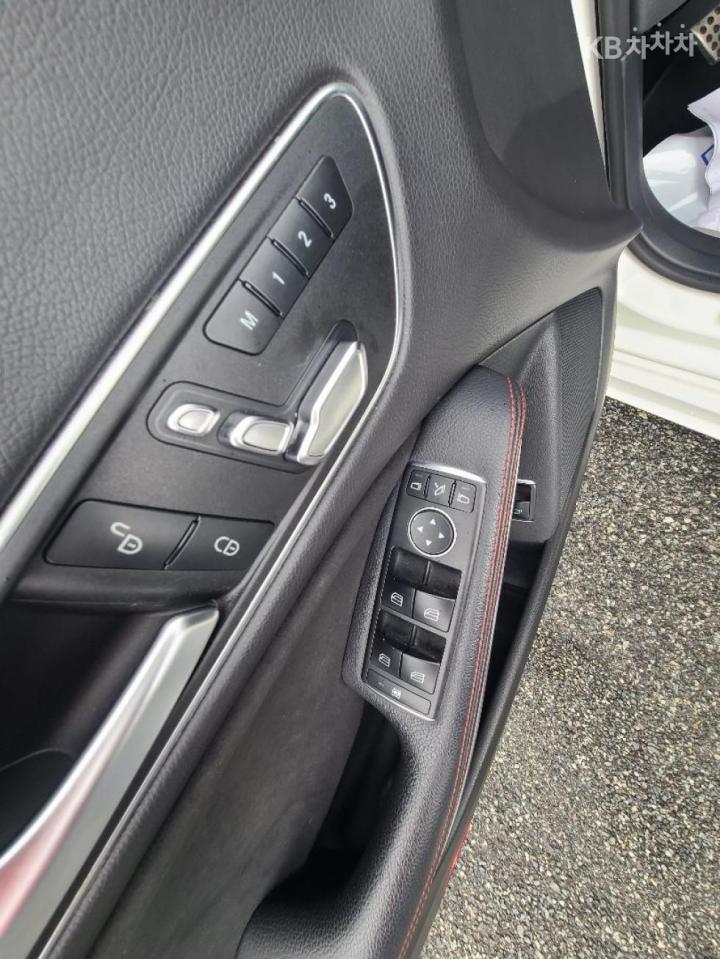 Mercedes-Benz CLA-Class CLA220 AMG Line 7